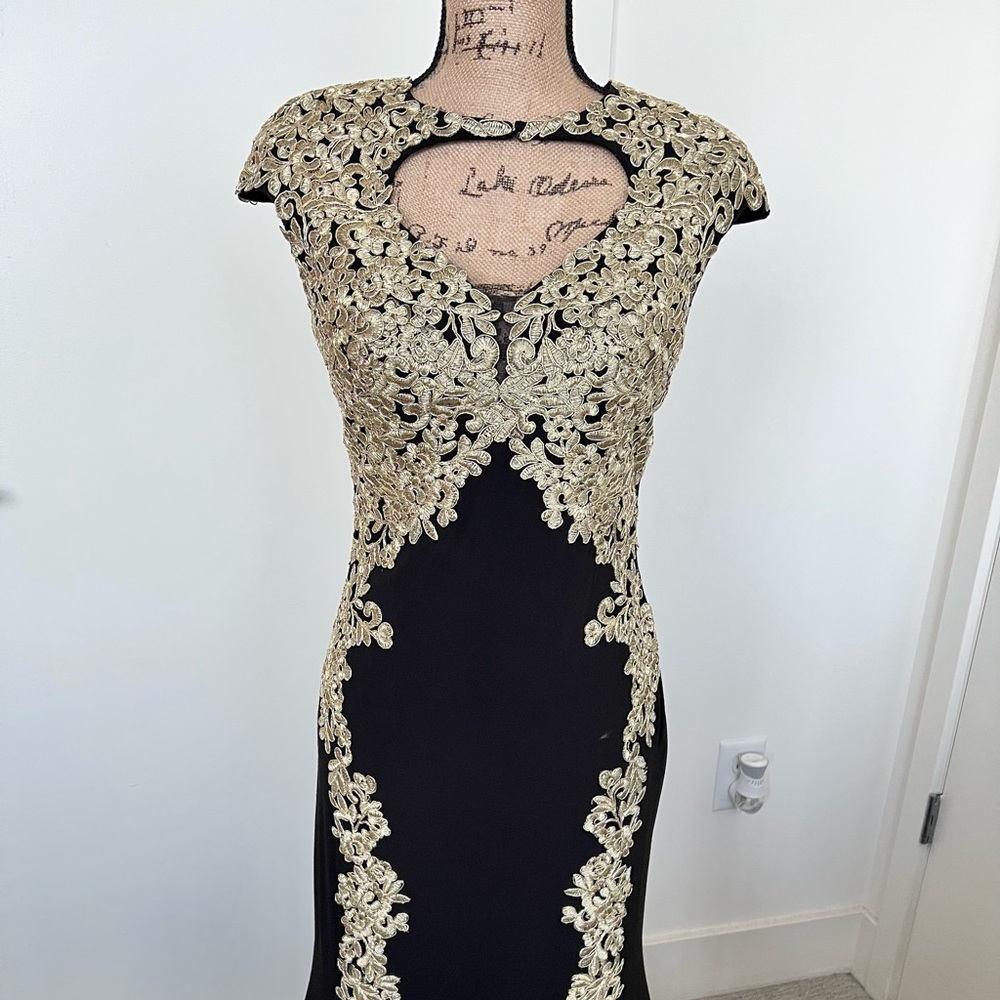 Betsy & Adam
Women's Black Lace Keyhole Gown with Gold appliqué